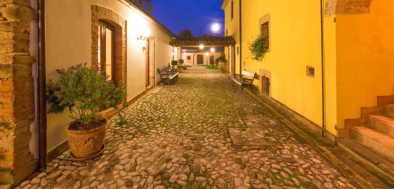 Hotel Corte Dei Tini Teramo Exteriör bild