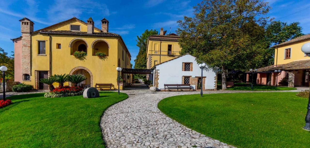 Hotel Corte Dei Tini Teramo Exteriör bild
