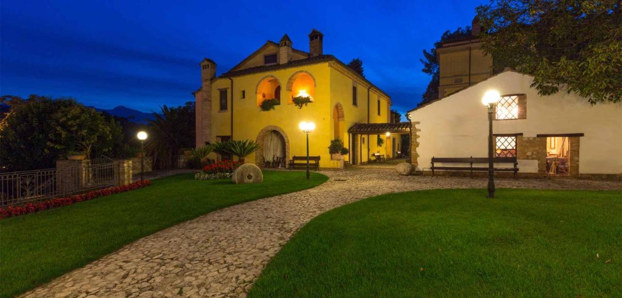 Hotel Corte Dei Tini Teramo Exteriör bild