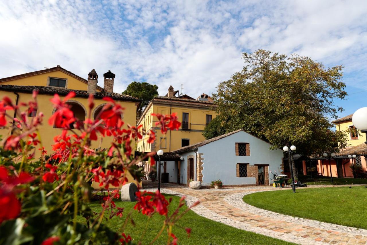 Hotel Corte Dei Tini Teramo Exteriör bild