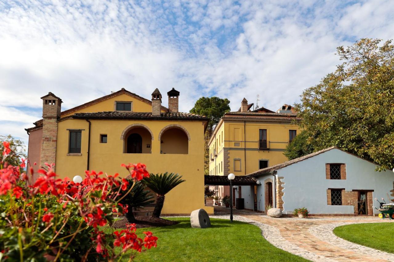 Hotel Corte Dei Tini Teramo Exteriör bild